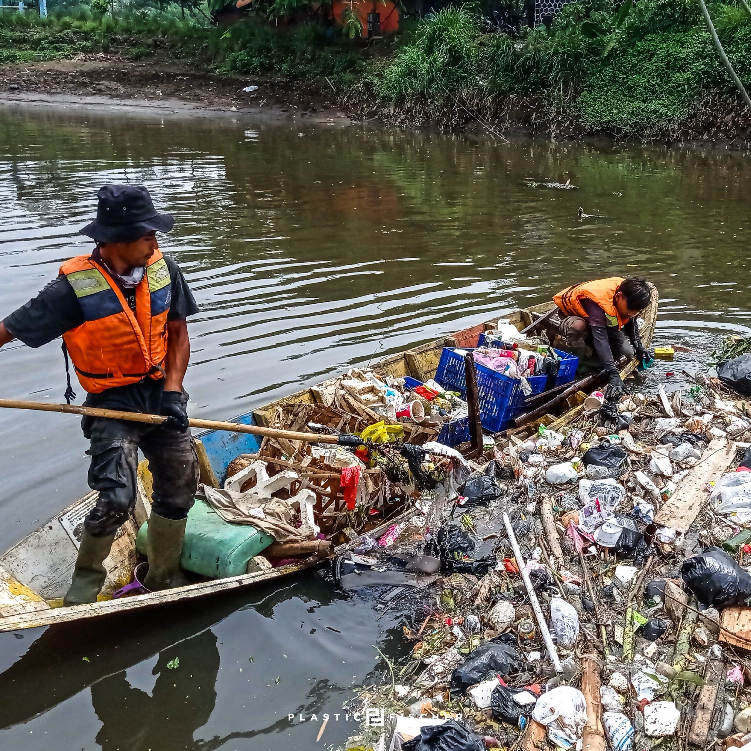 Plastic Fischer Säuberung Boot zwei Männer